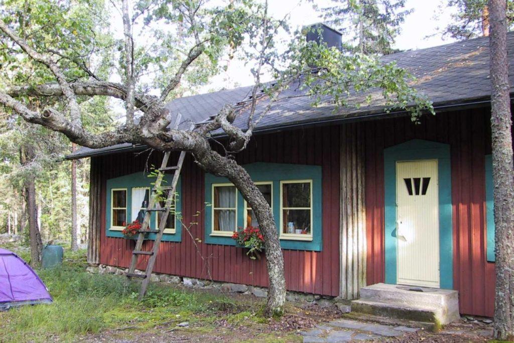 Oivalan tila sijaitsee Helsingin Laajasalon edustalla Villingin saaressa.