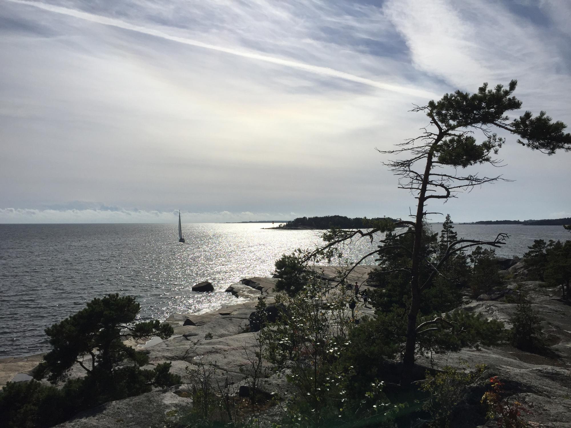 Merimaisema, vene, kallioita.