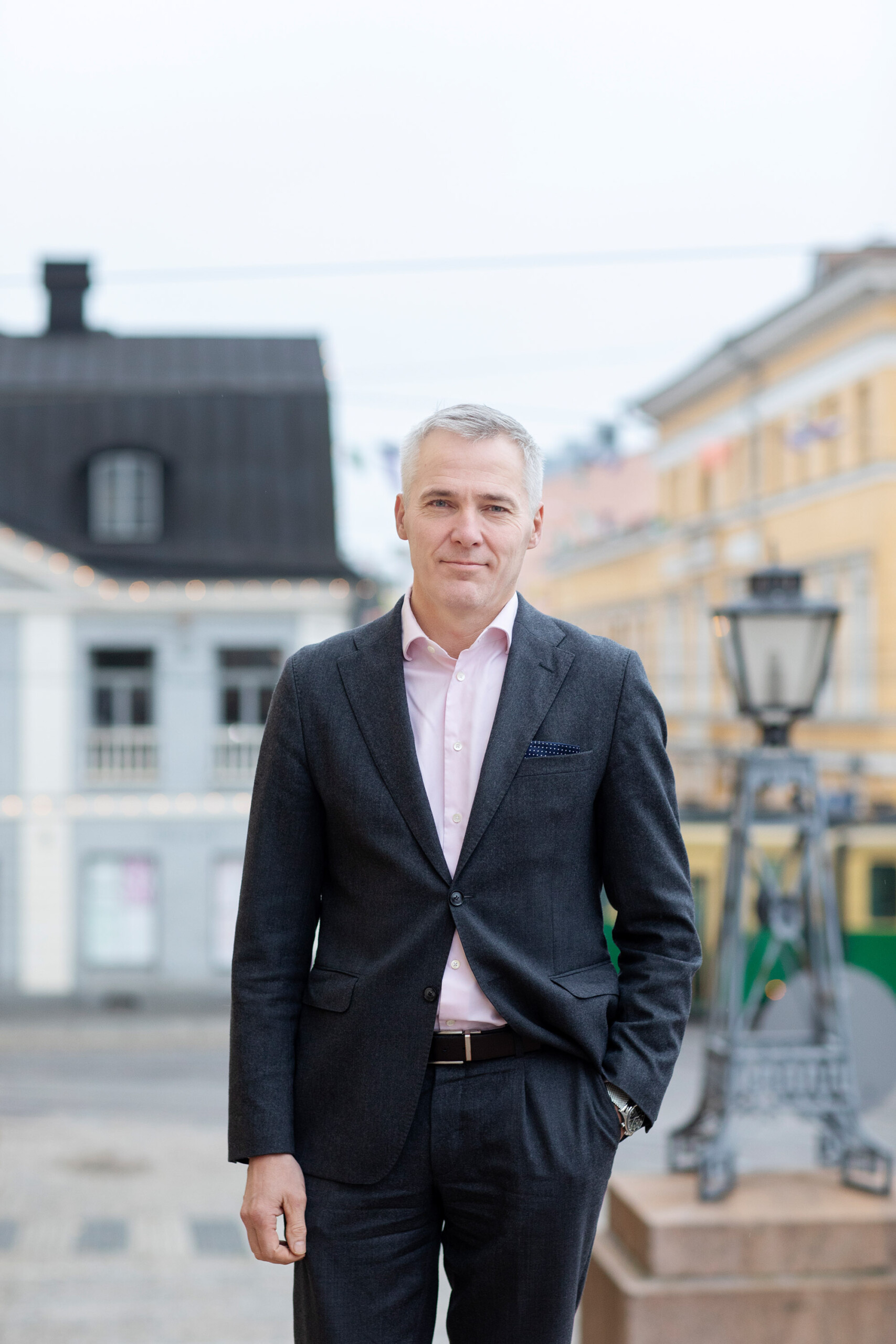Eurooppa- ja omistajaohjausministeri Anders Adlercreutz kuvattuna senaatintorilla Helsingissä